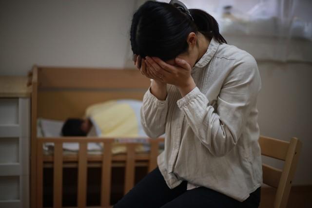 子育てに悩む母親※画像はイメージです（yamasan/stock.adobe.com）