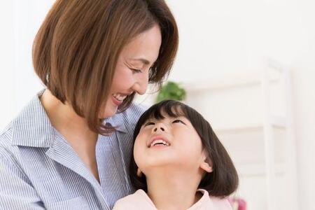 笑顔で見つめ合う母と娘※画像はイメージです（Paylessimages/stock.adobe.com）