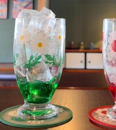 「氷多すぎ」の指摘あふれたレトロ喫茶のクリームソーダ　かわいく盛るための技術を証明する比較動画にネットも納得「なるほど」「学び多い」