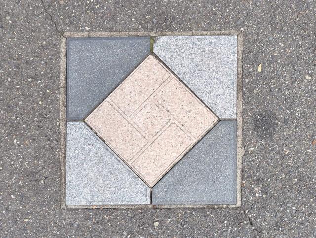 大阪市内の道路でよく見かける「つたい石」の意味を正しく認識している人は意外に少ないのでは？