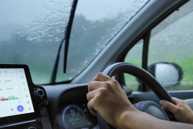 ゲリラ豪雨に遭遇したら車はどうする？運転中の緊急対処法と事前の予防策