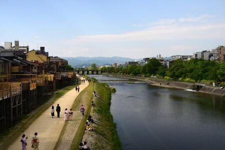 カップルが等間隔で並ぶ京都・鴨川（monjiro/stock.adobe.com）