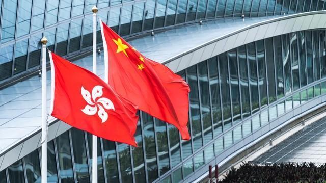 香港の旗(左)と中国国旗（Sushiman/stock.adobe.com）