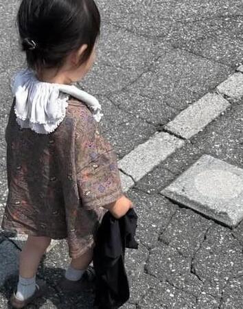 お気に入りのエアリズムを手に持って歩く娘さん／包日 / ツツミビ-富山出張フォトグラファー-家族写真さん（@tsutsumibi_photo）提供＝画像をトリミングしています