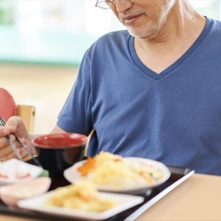 昔はあんなに好きだった天ぷらやお肉を食べるのがつらい…　※画像はイメージです（まぽ/photoAC）