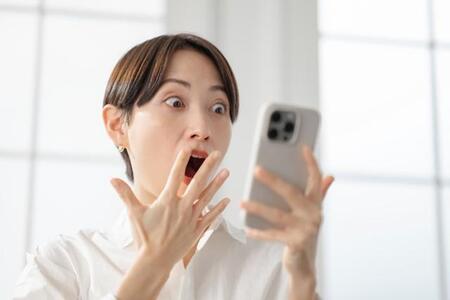 LINEを開いてびっくり！何も聞いてないんだけど？　※画像はイメージです（Peak River/stock.adobe.com）