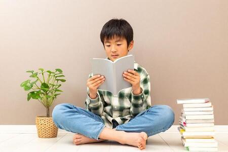 毎日の宿題の定番となっている「音読」　※画像はイメージです（years/stock.adobe.com）
