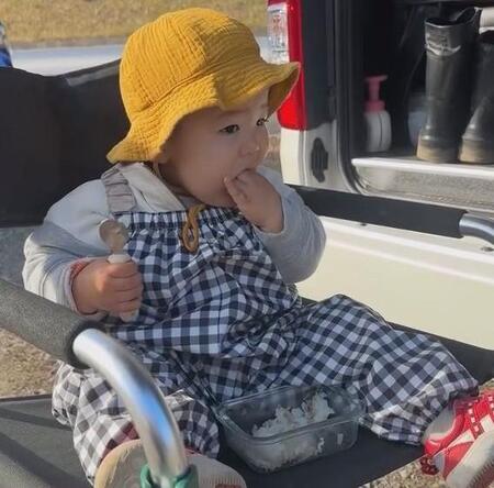 ごはんをモリモリ食べる姿は1歳男児らしいが…／投稿主さん提供※画像はトリミングしています