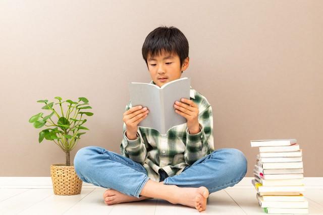 毎日の宿題の定番となっている「音読」　※画像はイメージです（years/stock.adobe.com）