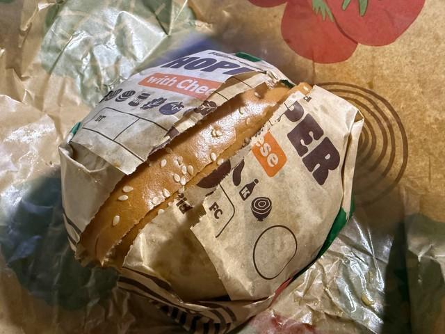 包み紙ごと大胆にカット！（すずきさん提供）