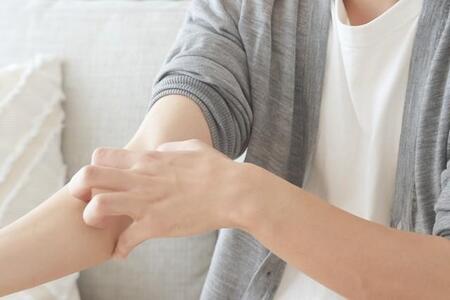 アトピー性皮膚炎患者の8割以上「仕事のストレスによる症状が悪化した」　※画像はイメージです（polkadot/stock.adobe.com）