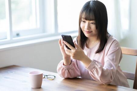 配偶者のスマホに違和感。※画像はイメージです（milatas/stock.adobe.com）