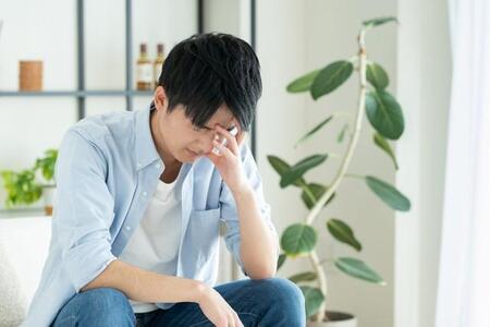 心に不調を抱える人の中には、休職や退職で経済的な不安を抱える人も多い※画像はイメージです（pain au chocolat/stock.adobe.com）