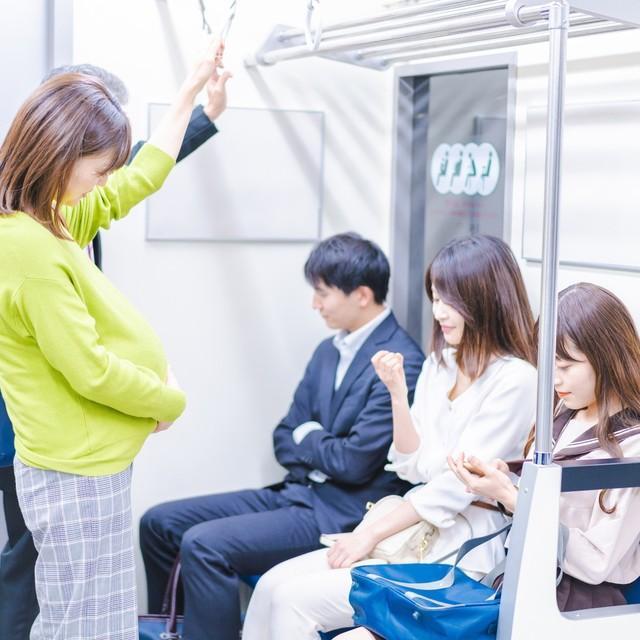 せっかく座れたのに…　※画像はイメージです（maroke/stock.adobe.com）