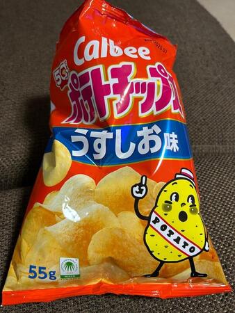 印刷​原材料の調達に見通しがついたとして、「ポテトチップス」や「​かっぱえびせん」のパッケー‌ジが段階的にカラーへ戻すことになりました（ぷりんさん提供）