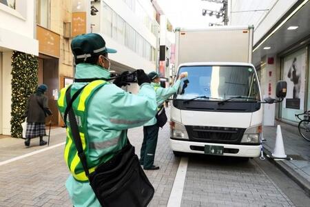 宅配業者の車両が駐車監視員に取り締まられているのは、よく見る風景ですが…（イメージ画像）