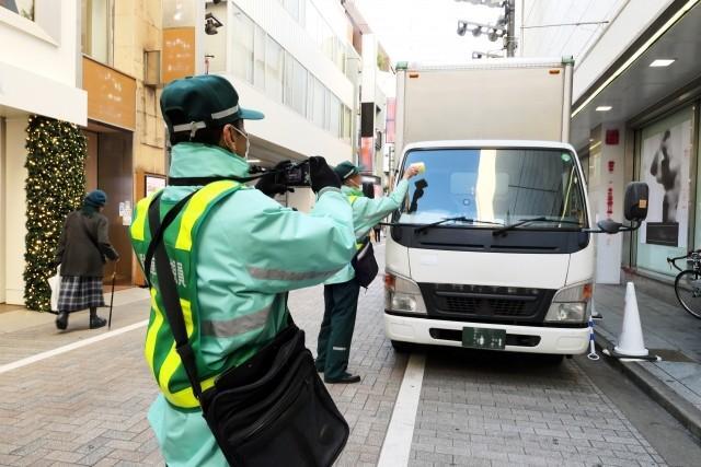 宅配業者の車両が駐車監視員に取り締まられているのは、よく見る風景ですが…（イメージ画像）