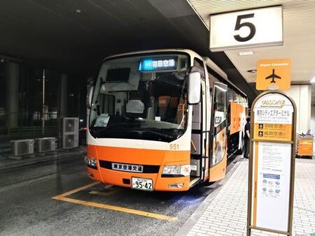 T-CATから羽田空港、成田空港行きリムジンバスが発車する