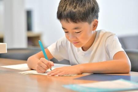 この11年で1日あたりの学校外の学習時間は約2割減少　※画像はイメージです（godfather/stock.adobe.com）