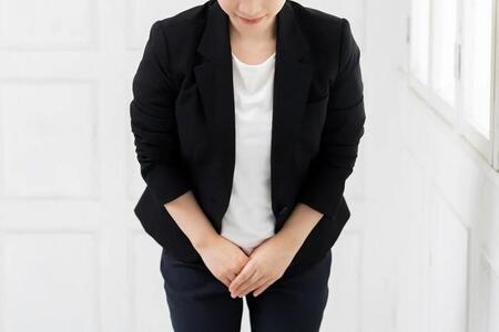 腕を重ねお辞儀をする女性※画像はイメージです（garage38/stock.adobe.com）