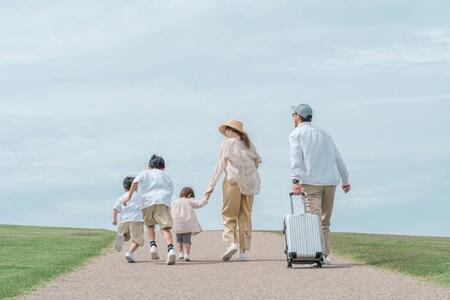 夏に出かける家族※画像はイメージです（buritora/stock.adobe.com）