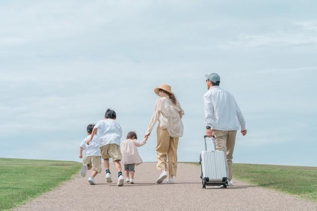 夏に出かける家族※画像はイメージです（buritora/stock.adobe.com）