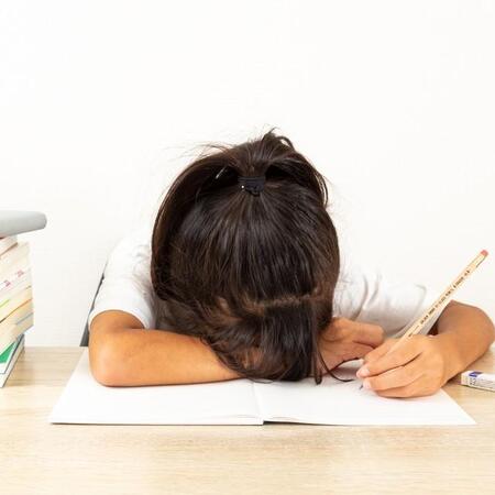 勉強に集中できない小学生　※画像はイメージです（TAGSTOCK2/stock.adobe.com）