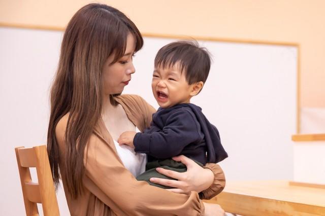 カフェで息子がぐずりだして…　※画像はイメージです（buritora@stock.adobe.com）一部トリミングしています