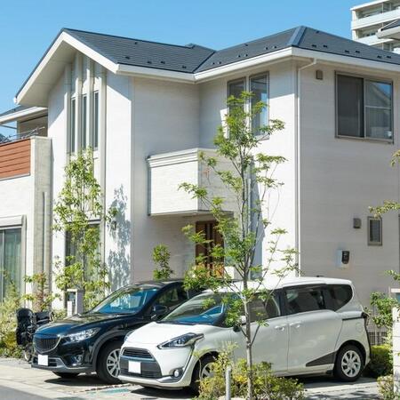 戸建ての駐車場　※画像はイメージです（naka/stock.adobe.com）