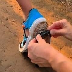 足の裏に逆さまにしたスマホを近づけて…（とちひめさん提供、Instagramよりキャプチャ撮影）※画像はトリミングしています