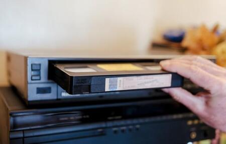 レトロ家電のVHSデッキ※画像はイメージです（Digito Pitoresco/stock.adobe.com）