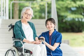 介護施設に入居した家族の7割弱が「様子が分からず不安」　※画像はイメージです（buritora/stock.adobe.com）