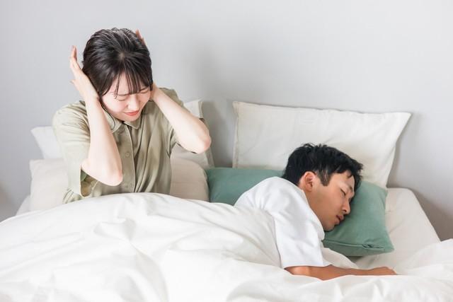 「冷房による乾燥がいびきを悪化させる可能性を知らなかった」7割　※画像はイメージです（buritora/stock.adobe.com）