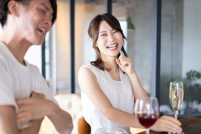 婚活をする男女※画像はイメージです（maroke/stock.adobe.com）