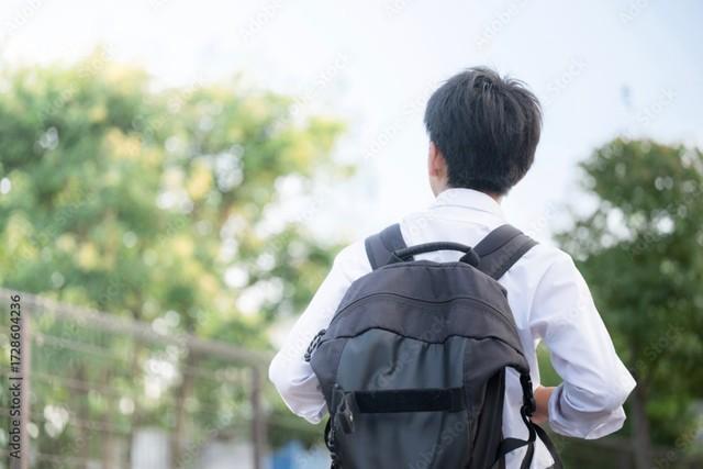リュックを背負う高校生　※この画像はイメージです／（kapinon/stock.adobe.com）