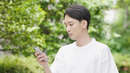 家から電話！何かあったのか…　※画像はイメージです（polkadot/stock.adobe.com）
