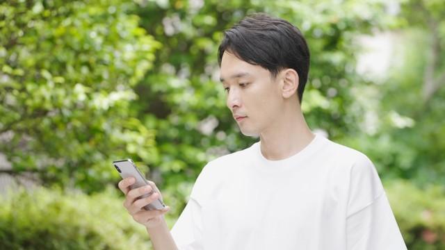 家から電話！何かあったのか…　※画像はイメージです（polkadot/stock.adobe.com）