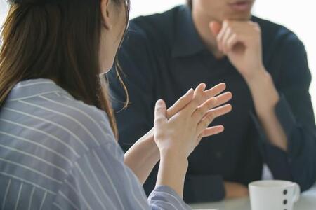 多くの人が「交際中にもっと話しておけばよかった…」と後悔しているテーマは？　※画像はイメージです（naka/stock.adobe.com）