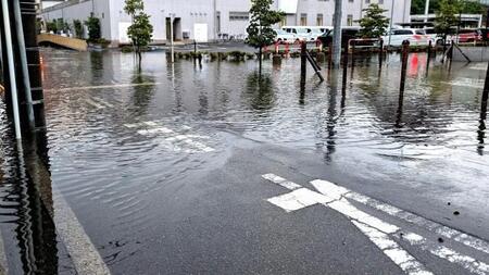豪雨で道路が冠水※画像はイメージです（mゆm/photo-ac.com/）
