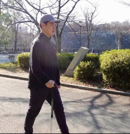 日々歩行トレーニングを続ける上野さん（上野遥介さん提供）