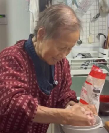 チキンを仕込む／投稿主さん提供＝画像をトリミングしています