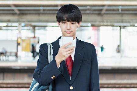 スマホを見る男性※画像はイメージです（One/stock.adobe.com）