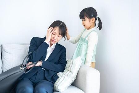 家事や育児を一人で抱え込み疲労する女性※画像はイメージです（ponta1414/stock.adobe.com）