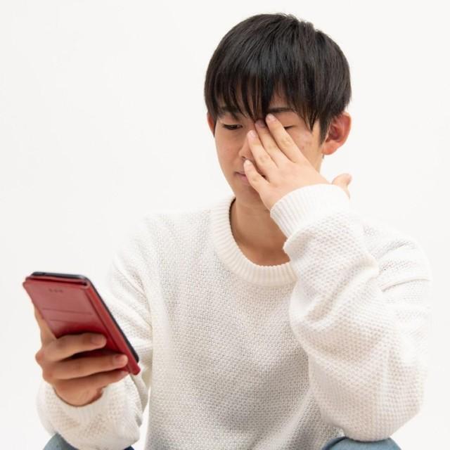 スマホの文字がぼやけて見づらい…　　※画像はイメージです（toya/photoAC）