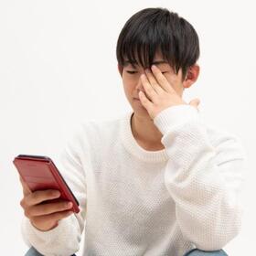 スマホの文字がぼやけて見づらい…　　※画像はイメージです（toya/photoAC）