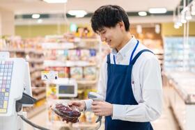 従来、接客業の服装規定は厳しい印象がありました（イメージ画像）
