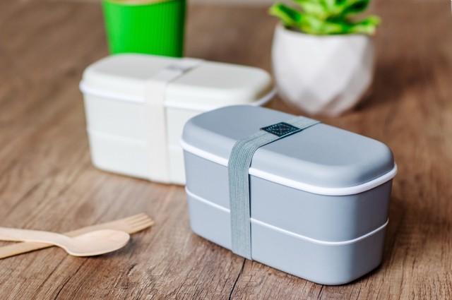 ゴムバンド付きの密閉式プラスチック製二段式ランチボックス2個　（lithiumphoto/stock.adobe.com）※画像はイメージです