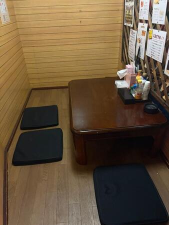 4人用の狭い個室ですが…（居酒屋 超ことぶき提供）