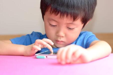 スマートフォンで電話をかける子ども ※画像はイメージです（chihana/stock.adobe.com）