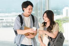 動画を見て笑う学生の男女※画像はイメージです（buritora/stock.adobe.com）